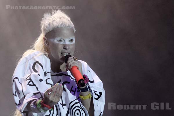 DIE ANTWOORD - 2015-06-27 - PARIS - Hippodrome de Longchamp - Anri du Toit [Yolandi Visser]